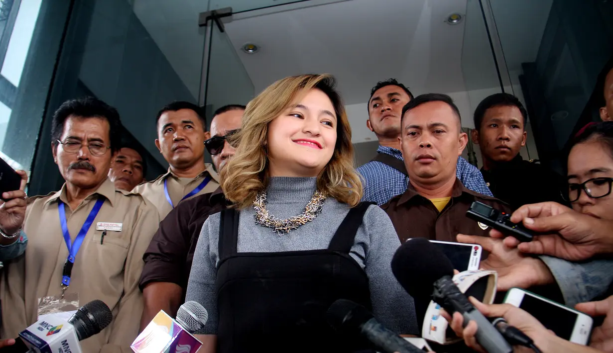 Meski ditemukan dalam kondisi yang memprihatinkan, dan dipandang sebelah mata oleh orang lain, Marshanda tetap menghormatinya dengan apa adanya. (Andy Masela/Bintang.com)