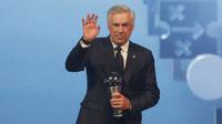 Pelatih Real Madrid, Carlo Ancelotti saat memenangkan penghargaan pelatih terbaik FIFA 2024 dalam acara FIFA Awards 2024 yang berlangsung di Doha, Qatar, Selasa (18/12/2024) waktu setempat. (AFP/Karim Jaafar)