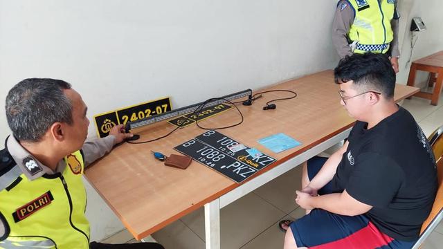 Seorang pengemudi MAT (19) nekat menggunakan rotator warna biru serta plat nomor dinas polisi untuk menghindari kemacetan saat arus balik lebaran Idul Fitri.