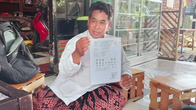 Orang tua Nur Laili Eka Febrianti  tunjukan bukti medis hasil pemeriksaan di rumah sakit yang menunjukan anaknya berkromosom Laki- Laki (Istimewa)
