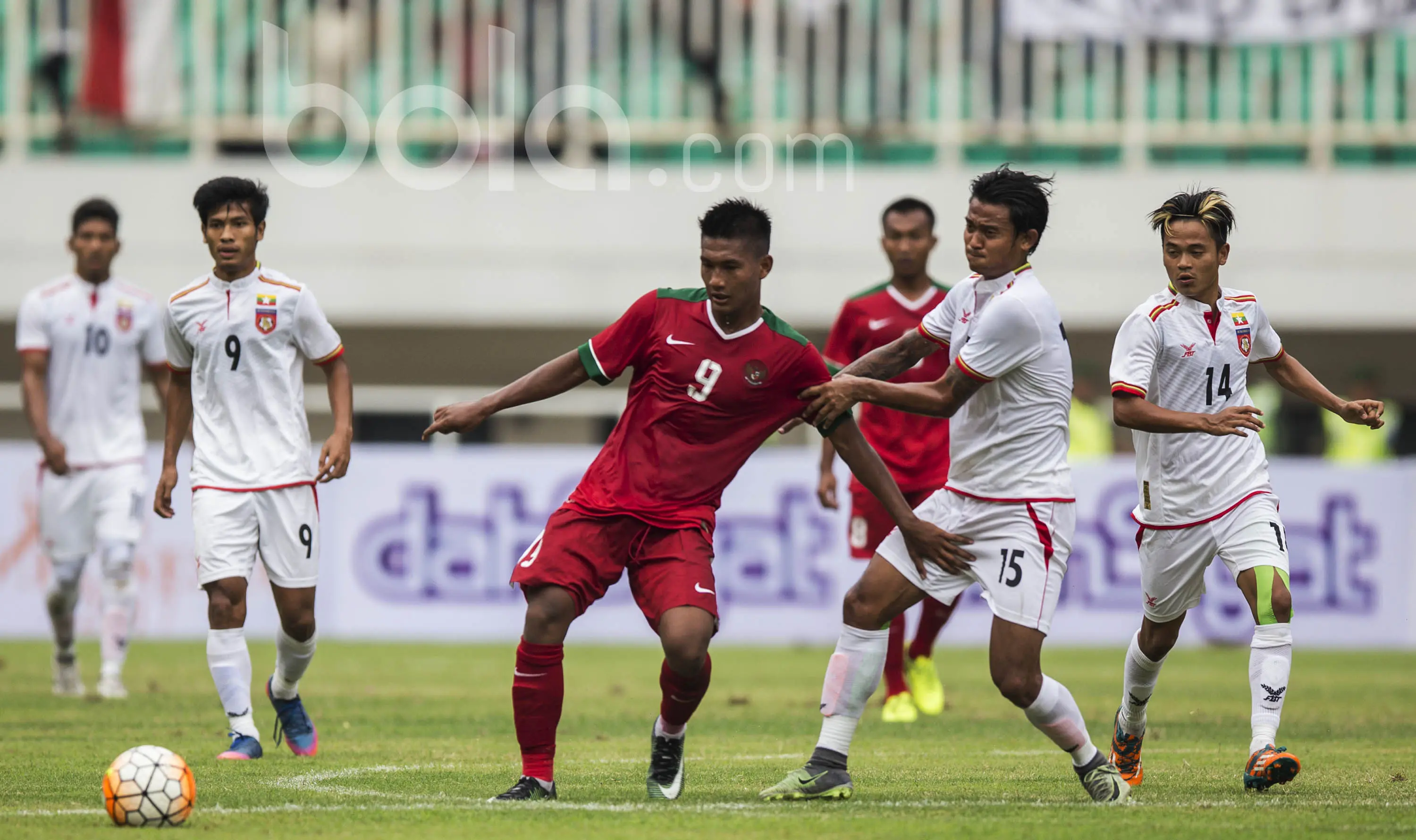 Striker Persela Lamongan, Nur Hardianto, berhasil mencetak gol pada laga debutnya bersama Timnas Indonesia. Bomber nomor pungung sembilan itu mencetak gol pada menit ke-21 melalui sundulan. (Bola.com/Vitalis Yogi Trisna) 