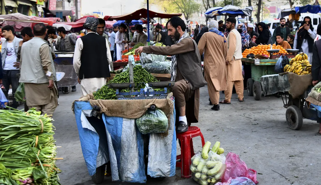 Dalam gambar yang diambil pada 5 April 2022, seorang pedagang sayur menunggu pelanggan di pasar selama bulan suci Ramadhan di Kabul, Afghanistan. (Sahel ARMAN / AFP)