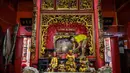 Selain cuci Rupang, persiapan Imlek juga meliputi pergantian lampion, lilin, serta sembahyang kepada leluhur. Tampak dalam foto, para sukarelawan membersihkan patung-patung dewa di Kuil Hong San Ko Tee, Surabaya, Jawa Timur, pada Rabu 11 Februari 2026. (JUNI KRISWANTO/AFP)