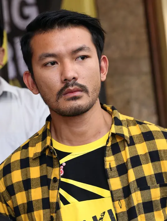 Rio Dewanto memaknai kurban sebagai sesuatu hal yang penting, berbagi terhadap sesama adalah salah satu tujuan utamanya, apalagi bagi orang-orang yang dilebihkan rizkinya. (Wimbarsana Kewas/Bintang.com)