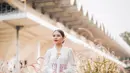 Prilly Latuconsina pakai kebaya Kartini berlengan balon dengan angkin merah dan rok kain. Prilly lengkapi kebayanya dengan bros tumpuk emas [@prillylatuconsina96]