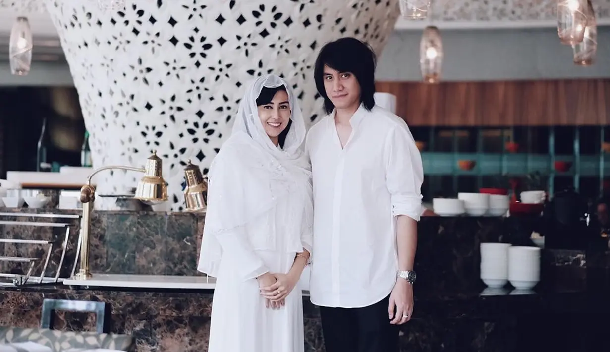 Kevin Aprilio akhirnya melamar sang pujaan hati saat berlibur bersama di Korea Selatan bersama Addie MS dan juga Memes. Lamaran dilakukan ditengah hamparan salju. (Liputan6.com/IG/@kevinaprilio)