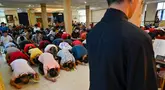 Umat berdoa di Wihara Buddha Sakyamuni, Banda Aceh pada 12 Mei 2025. (CHAIDEER MAHYUDDIN/AFP)