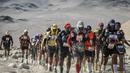 Para peserta berjalan saat mengikuti lomba marathon sejauh 250 kilometer di Gurun Ica, Kamis (30/11/2017). Marathon yang terbagi dalam enam tahapan ini diprediksi akan berakhir pada 4 Desember. (AFP/Jean-Philippe Ksiazek)