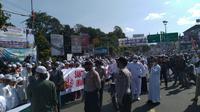 Massa FPI di Megamendung Bogor menanti kedatangan Rizieq Shihab. (Ady Anugrahadi/Liputan6.com)