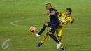 Penyerang Arema FC, C Gonzales (kiri) berusaha melewati kawalan peman Sriwijaya FC, Zalnando saat laga 8 besar Piala Presiden 2017 di Stadion Manahan, Solo, Minggu (26/2). Arema melaju ke semifinal setelah unggul 1-0. (Liputan6.com/Helmi Fithriansyah) 
