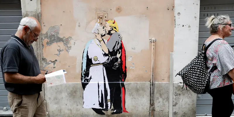 20170511-Mural Donald Trump Ciuman dengan Paus Francis-AP
