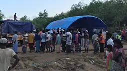 Pengungsi Rohingya mendapatkan bantuan dari pemerintah Indonesia di kamp Thaingkali Ukhiya, Bangladesh, Kamis, (21/9).  Bantuan Indonesia diharapkan dapat membantu meringankan beban para pengungsi. (Foto: KBRI Dhakka)