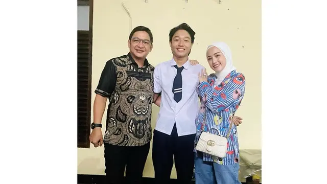 Nyaleg Bareng di Pemilu 2024, Ini 6 Potret Pasha Ungu dan Istri yang Selalu Kompak