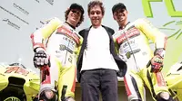 Bos VR46 Racing Team, Valentino Rossi (tengah) bersama Marco Bezzecchi (kiri) dan Fabio Di Giannantonio pada acara launching tim jelang MotoGP 2024. (X/Pertamina Enduro VR46 Racing Team)