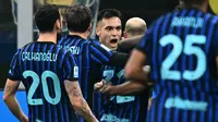 Penyerang Inter Milan, Lautaro Martinez, berselebrasi bersama rekan-rekan setimnya dalam laga giornata 14 Serie A Liga Italia 2025/2026 di Giuseppe Meazza, Minggu (7/12/2025) dini hari WIB.  Inter Milan menang telak 4-0 dalam pertandingan ini. (Stefano RELLANDINI / AFP)