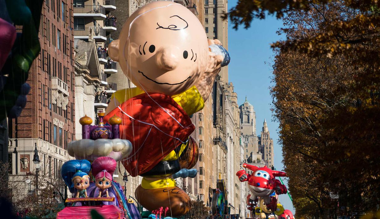 Balon Charlie Brown saat memeriahkan parade Hari Thanksgiving di Manhattan, New York, AS (23/11). Peringatan 'Thanksgiving' merupakan Hari Pengucapan Syukur di akhir musim panen. (AP Photo / Craig Ruttle)