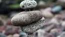 Salah satu wujud batu bertumpuk atau rock balancing dalam European Stone Stacking Championships 2018 di Dunbar, Skotlandia, Minggu (22/4). (ANDY BUCHANAN/AFP)