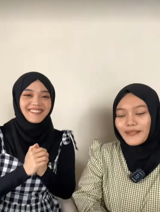 Putri Delina terlihat kompak membuat konten bareng sang kembaran. Dalam pertemuan itu, Putri Delina tampak mengenakan baju dan hijab bernuansa hitam. Sedangkan kembarannya mengenakan baju hijau dan kerudung senada dengan Putri Delina. (Liputan6.com/TikTok/@putridelina)