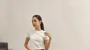 Mikha Tambayong tampil effortless chic dengan atasan kaus putih polos. Penampilannya ini dipadu dengan denim short dan loafers hitam. [Foto: Instagram/miktambayong]