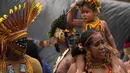Sepasang suami istri Pribumi Pataxo dan anak mereka menghadiri upacara yang disebut Pertemuan Masyarakat Pertama di Kamp Adat Tanah Bebas tahunan ke-18 di Brasilia, Brasil (8/4/2022). (AP Photo/Eraldo Peres)