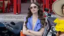 Ini adalah penampilan Lily Collins di Emily in Paris season 2. Ia mengenakan blue ruffled dress rancangan Magali Pascal. Foto: Netflix.