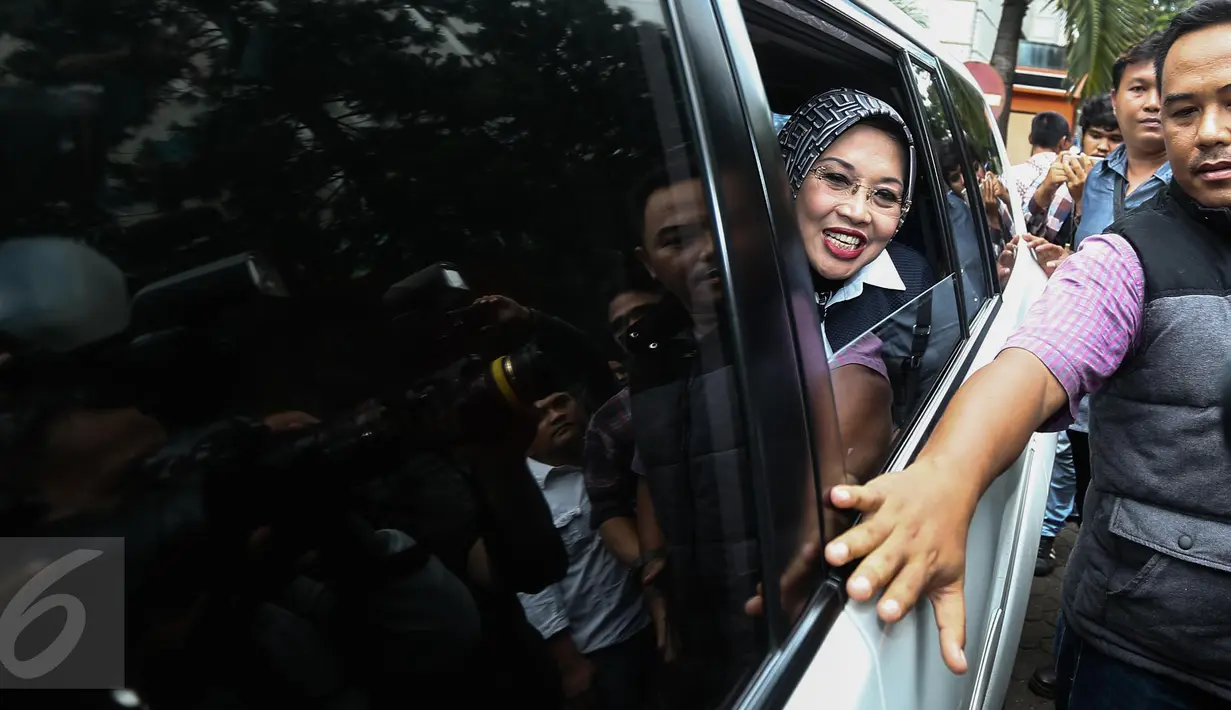 Sylviana Murni meninggalkan Gedung Ombudsman, Jakarta, Senin (30/1). Panggilan tersebut terkait pemeriksaan kasus dugaan korupsi pembangunan Masjid Al-Fauz. (Liputan6.com/Faizal Fanani)