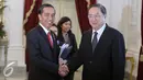 Presiden Joko Widodo menyambut kedatangan Ketua Parlemen Tiongkok Yu Zhengsheng di Istana Merdeka, Jakarta, Senin (27/7/2015). Kedatangan Yu Zhengsheng untuk membahas investasi Tiongkok dan kerja sama di bidang kelautan. (Liputan6.com/Faizal Fanani)