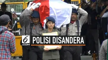 Anggota Polda Papua Briptu Hedar gugur saat disandera kelompok kriminal bersenjata (KKB) di Kabupaten Puncak. Jenazah korban akan diterbangkan ke kampung halamannya di Makassar, Selasa (13/8).