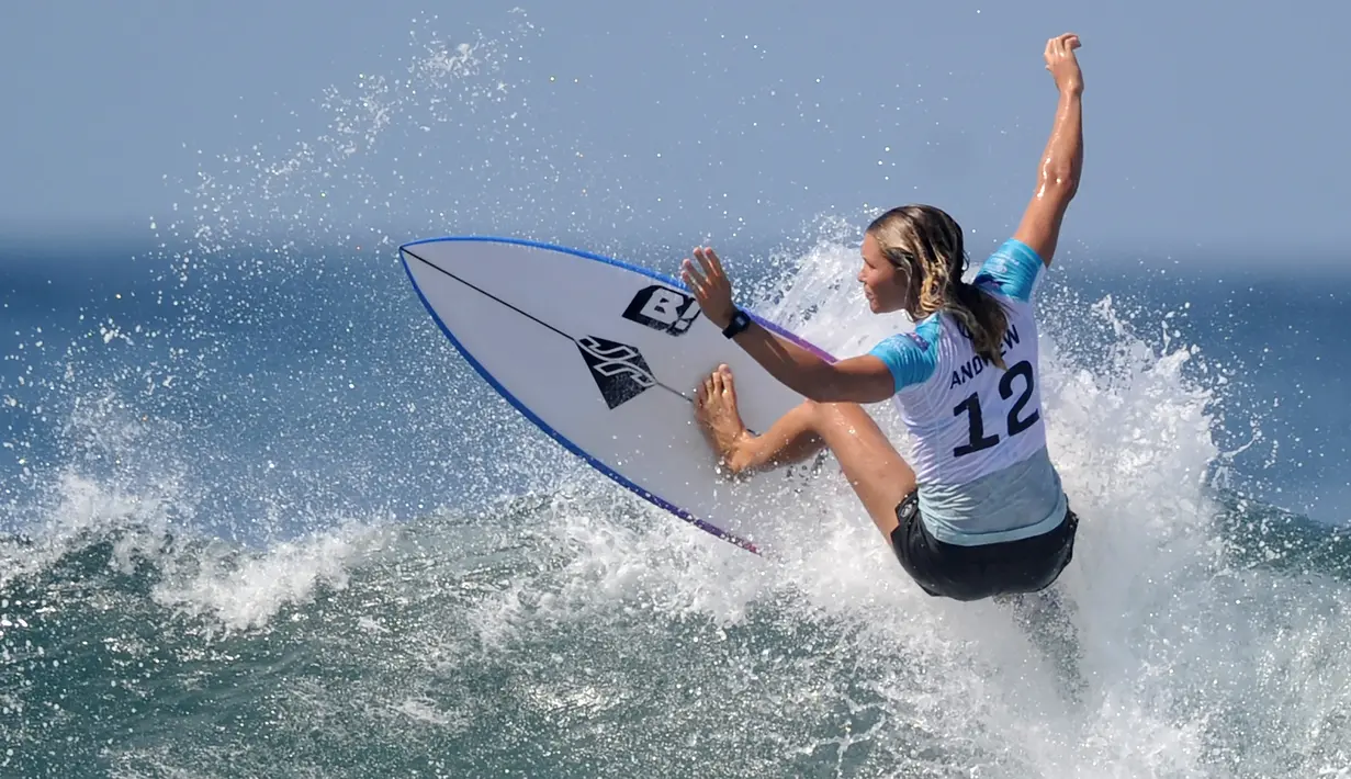 Peselancar Australia, Keely Andrew melakukan manuver di atas ombak sehari menjelang kejuaraan dunia surfing dari Liga Selancar Dunia (World Surf League) di Pantai Keramas, Gianyar, Bali, Minggu (12/5/2019). Kejuaraan itu bakal diikuti oleh 37 surfer putra dan 19 surfer putri. (SONNY TUMBELAKA/AFP)