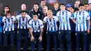 Keisuke Honda foto bersama dengan rekan-rekanya saat diperkenalkan sebagai pemain baru Pachuca  di Football University, Pachuca, Meksiko, (18/7). Honda hengkang dari AC Milan setelah tiga setengah musim membela klub tersebut. (AFP Photo/Victor Cruz)