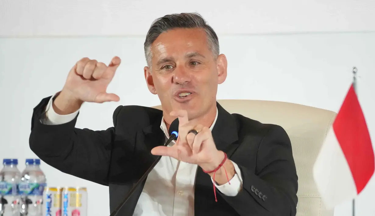 John Herdman menggantikan posisi Patrick Kluivert yang hengkang bersama jajarannya pada Oktober 2025, selepas gagal membawa skuad Garuda lolos Piala Dunia 2026. Tampak dalam foto, pelatih kepala tim nasional sepak bola Indonesia yang baru, John Herdman memberi isyarat saat berbicara dalam konferensi pers di Jakarta, Selasa 13 Januari 2026. (AP Photo/Achmad Ibrahim)
