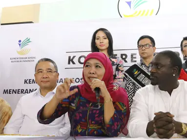 Kementerian sosial Khofifah Indar Parawansa, Rapper Amerika Akon dan Menteri Desa Tertinggal Eko Putro Sandjojo saat menggelar konfrensi pers di Kementerian Sosial, Jakarta, Rabu (8/3). (Liputan6.com/Helmi Afandi)