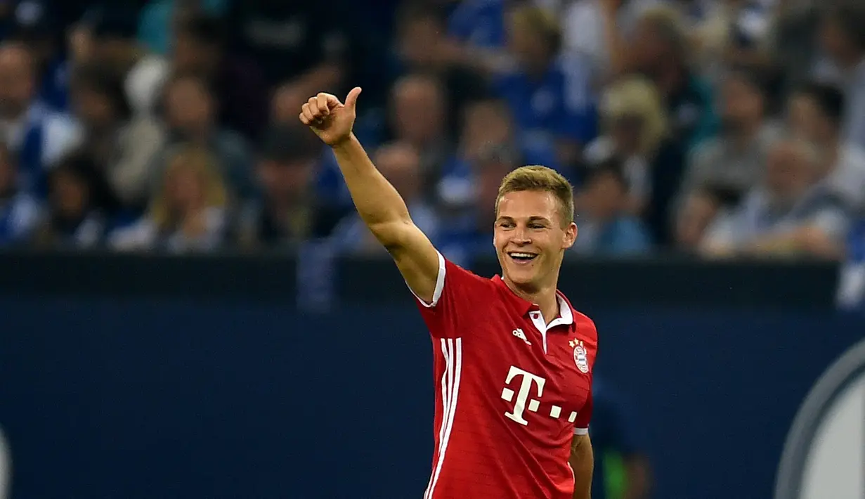 Ekspresi pemain Bayern Munchen, Joshua Kimmich, setelah mencetak gol kedua ke gawang Schalke 04 dalam lanjutan Bundesliga di Veltins Arena, Gelsenkirchen, Sabtu (10/9/2016) dini hari WIB. (AFP/Patrik Stollarz)
