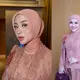 Dua sahabat terdekat sang pengantin, Kesha Ratuliu dan Margin Wieheerm, didapuk menjadi pengiring di momen istimewa tersebut, berdiri di sisi kanan dan kiri Syifa saat berjalan menuju meja akad. [@danybarca22/@
byisabellefarradiva].