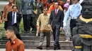 Presiden Jokowi (kanan) berbincang dengan Wapres Jusuf Kalla (kanan) sebelum menaiki pesawat kepresidenan di Bandara Halim Perdanakusuma, Jakarta, Minggu (22/3). Presiden melakukan kunjungan kenegaraan ke Jepang dan Tiongkok. (Liputan6.com/Faizal Fanani)