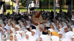 Seorang nenek berdiri saat menghadiri Doa Bersama Untuk Satukan Umat Jakarta di Lapangan Blok S, Kamis (9/2). Tabliq akbar tersebut dihadiri pasangan cagub DKI Jakarta Agus Harimurti Yudhoyono dan Sylviana Murni. (Liputan6.com/Helmi Fithriansyah)