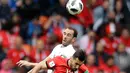 Bek Uruguay Diego Godin berebut bola udara dengan pemain Mesir Mahmoud Hamdy saat bertanding pada grup A Piala Dunia 2018 di Yekaterinburg Arena, Rusia, (15/6). Uruguay menang dramatis atas Mesir 1-0. (AP Photo / Natacha Pisarenko)