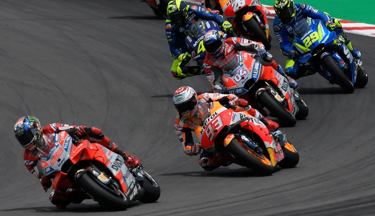 Pembalap Spanyol dari tim Ducati, Jorge Lorenzo, pembalap tim Repsol Honda, Marc Marquez dan pembalap tim Ducati, Andrea Dovizioso saat balapan MotoGP Catalunya di Sirkuit Catalunya di Montmelo, (17/6). (AFP PHOTO / Lluis Gen)