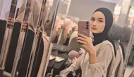 Pakai hijab ketika hadiri kajian beberapa waktu lalu, penampilan berbeda Faby Marcelia bikin pangling. Artis berusia 29 tahun ini memadukan gamis warna abu-abu dengan jilbab pashmina warna hitam. Bukan kali pertama, pada November 2024 lalu, Faby juga pernah bagikan potret dirinya pakai hijab. Kesehariannya tampil tanpa hijab, Faby dengan penampilan tertutup makin anggun. (Liputan6.com/IG/@fabymarcelia)