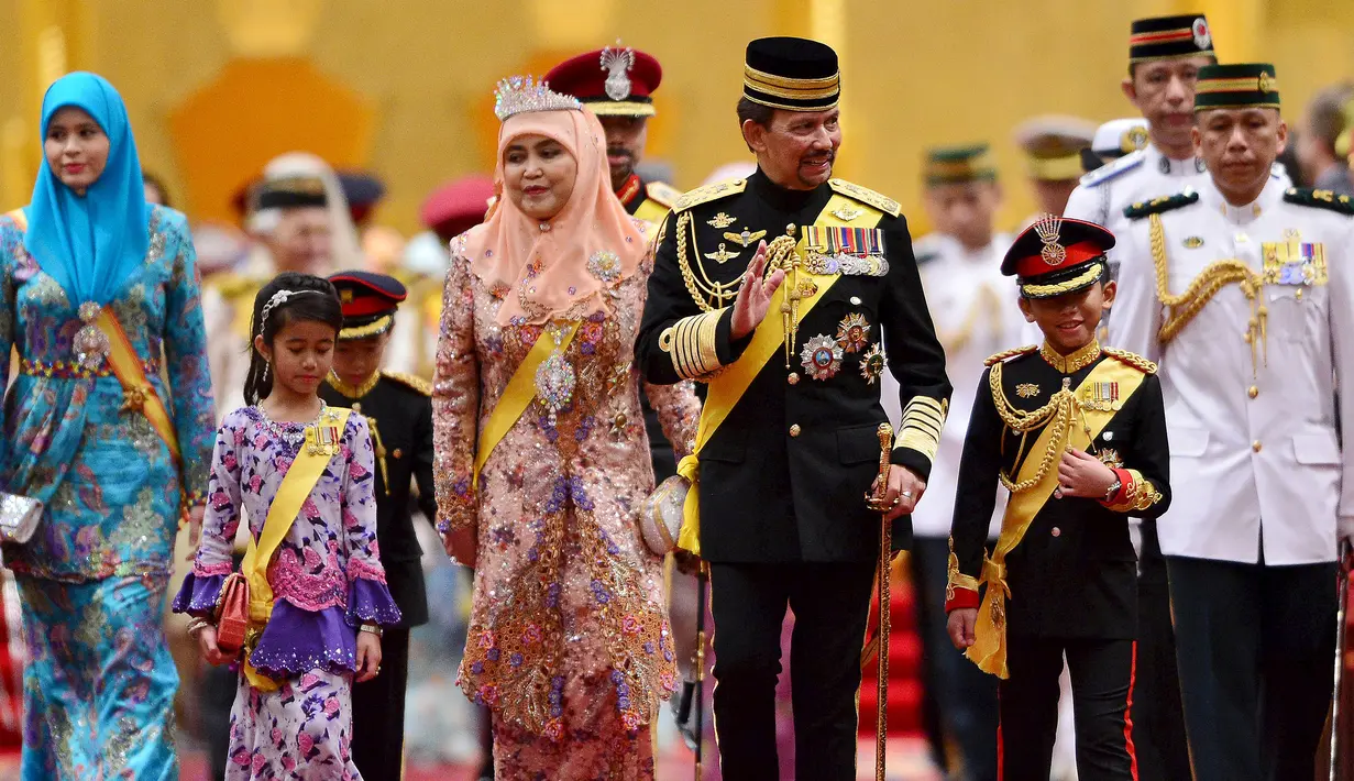 (Ki-ka) Putri Mahkota Brunei Sarah, Putri Ameerah, Ratu Saleha, Sultan Hassanal Bolkiah dan Pangeran Abdul Wakeel meninggalkan ruang perayaan ulang tahun Sultan Hassanal Bolkiah yang ke-69 di Istana Nurul Iman, Sabtu (15/8/2015). (REUTERS/Ahim Rani)
