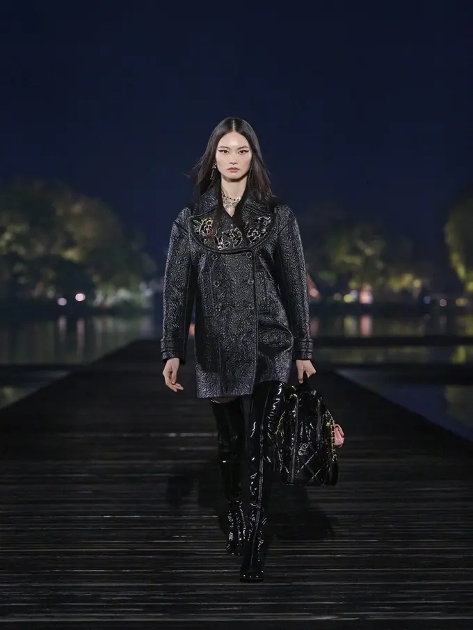 Chanel Persembahkan Koleksi Métiers d'Art 2024/25 di West Lake Hangzhou, Terinspirasi dari Coromandel Screen