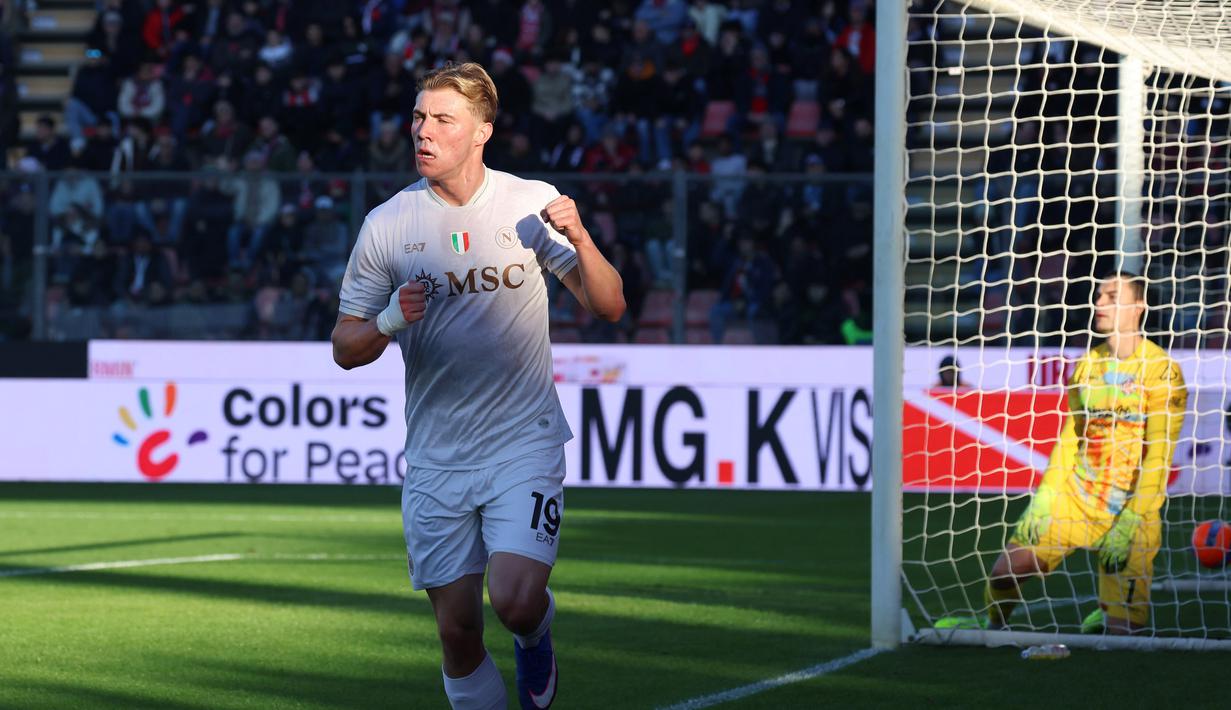Pemain Napoli , Rasmus Hojlund, melakukan selebrasi setelah mencetak gol ke gawang Cremonese yang dijaga Emil Audero pada laga lanjutan Liga Italia di Stadion Giovanni Zini, Cremona, Minggu (28/12/2025) malam WIB. (Alberto Mariani/LaPresse via AP)