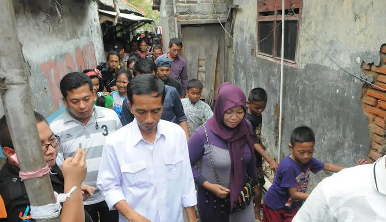 Kamis (01/05/14), Jokowi mengunjungi salah satu buruh yang sakit di kawasan Cilincing, Jakarta Utara (Liputan6.com/Herman Zakharia)