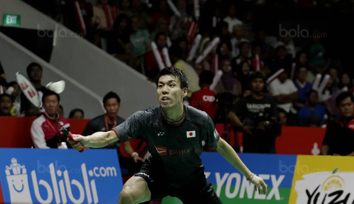 Tunggal putra Jepang  Kazumasa Sakai, saat melawan wakil  Indonesia, Anthony Ginting, pada laga final Indonesia Masters 2018 di Istora Senayan, Minggu (28/1/2018). Anthony Ginting menang 21-13 dan 21-12. (Bola.com/M Iqbal Ichsan)