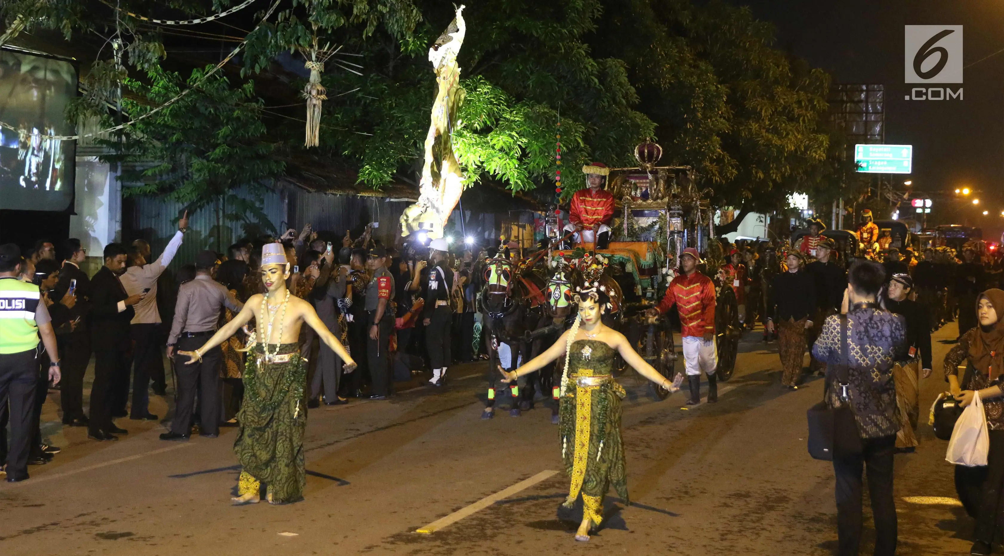 Kereta kencana membawa rombongan pasangan pengantin Kahiyang Ayu dan Bobby Nasution menuju Graha Saba Buana, Solo, Rabu (8/11). Kahiyang dan Bobby menaiki kereta kencana saat resepsi pernikahan malam. (Liputan.com/Angga Yuniar)