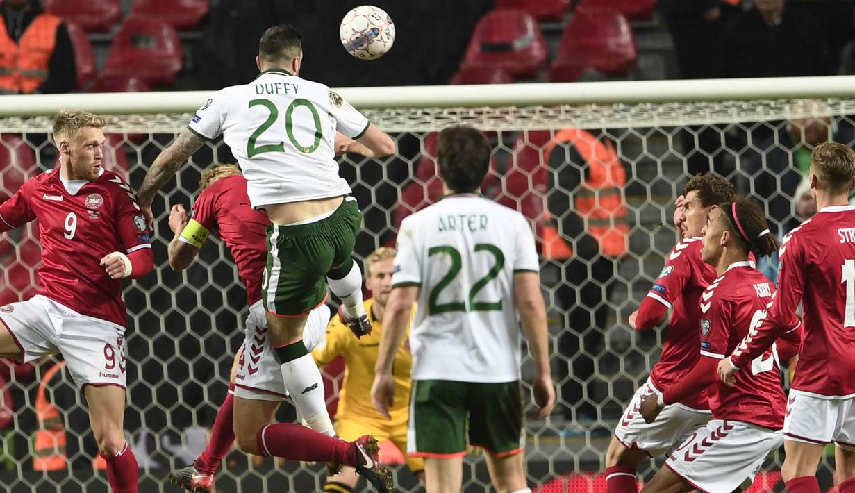 Bek Irlandia, Shane Duffy, berusaha membobol gawang Denmark melalui sundulan pada laga Kualifikasi Piala Dunia 2018 di Stadion Telia Parken, Kobenhavn, Minggu (12/11/2017). Kedua negara bermain imbang 0-0. (AP/Lars Poulsen)
