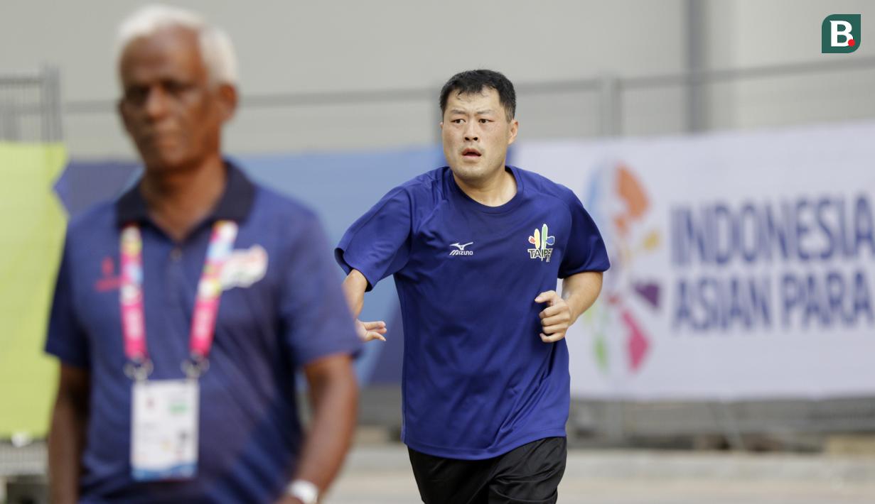 Atlet Asian Para Games berlari saat berada di Wisma Atlet, Kemayoran, Jakarta, Rabu (03/10/2018). Menjelang sore hari, para atlet melakukan berbagai aktifitas mulai dari berolahraga, memotret, bermain biliar hingga keliling wisma. (Bola.com/M Iqbal Ichsan