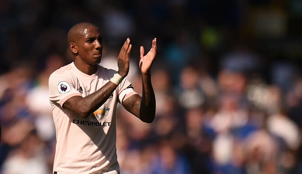 Pemain Manchester United Ashley Young bertepuk tangan untuk penonton pada akhir pertandingan Liga Inggris menghadapi Everton di Goodison Park, Liverpool, Inggris, 21 April 2019. Young menjadi pemain ketiga MU yang direkrut Inter Milan pada musim ini. (Oli SCARFF/AFP)