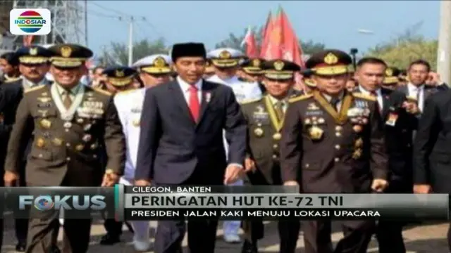 Terjebak kemacetan, rombongan Presiden Jokowi berjalan kaki menuju puncak acara HUT ke-72 TNI di Cilegon, Banten.