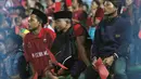 K-Conk Mania mengenakan peci dan sarung saat menyaksikan Madura United vs Persiba Balikpapan pada Torabika SC 2016 di Stadion Gelora Bangkalan, Senin(13/6/2016).  (Bola.com/Nicklas Hanoatubun)